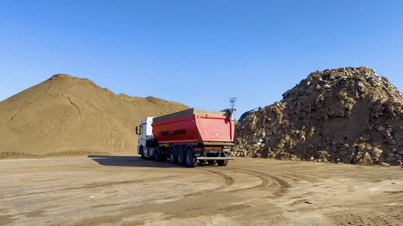 За сутки с площадки в Воскресенском вывезли 21 грузовик загрязненного песка