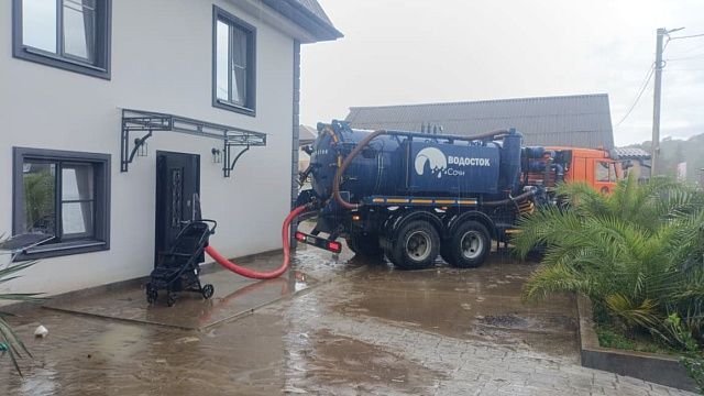 В сети появились видеокадры затопленных улиц Сочи