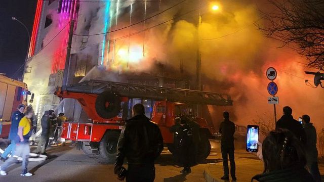 На улице Суворова в Краснодаре загорелось здание, в котором расположены отель и ресторан