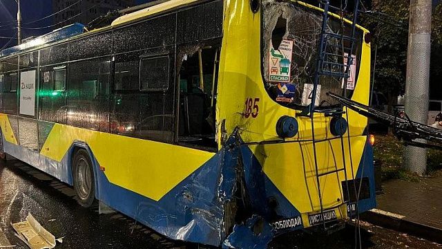 В Краснодаре пассажирский автобус влетел в троллейбус