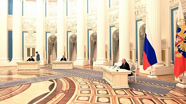21 февраля 2022 года в Кремле подписаны указы о признании Донецкой и Луганской народных республик и договоры о дружбе, сотрудничестве и взаимной помощи. Фото: www.kremlin.ru