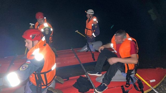 На Кубани спасатели эвакуировали пловца с речного острова