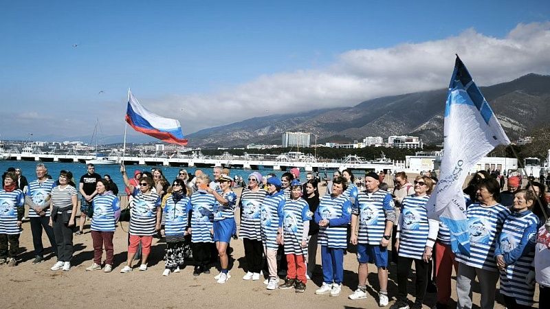 Флешмоб с массовым обливанием в честь 80-летия Победы прошёл в Геленджике