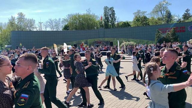 В парке Краснодара 9 мая более 30 пар исполнили «Вальс Победы»