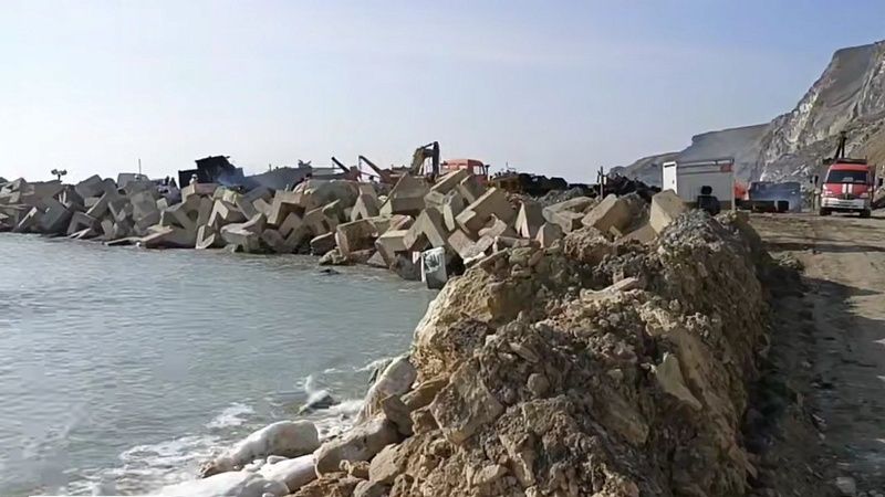 Защитный вал вокруг танкера «Волгонефть-239» выдержал февральский шторм