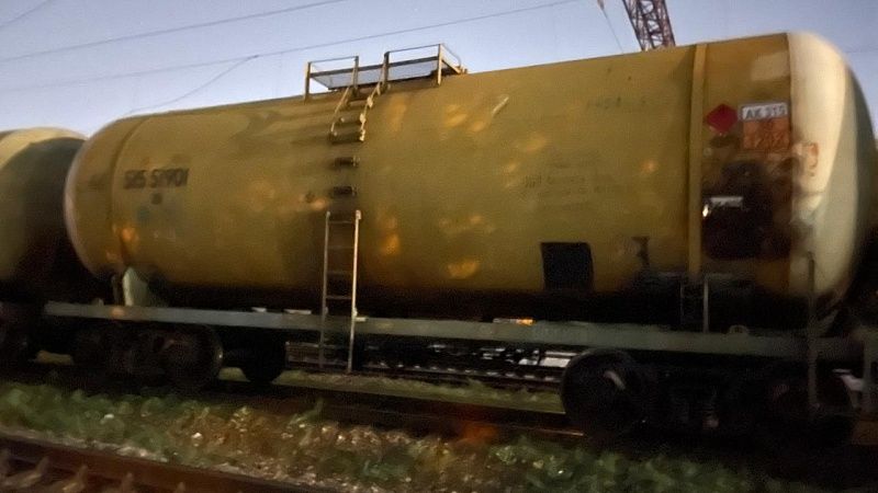 Подросток травмировался при попытке перелезть через вагон поезда в Краснодаре