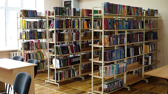 Больше 7 тысяч книг поступило в новую библиотеку поселка Лазурный Фото: Телеканал «Краснодар»