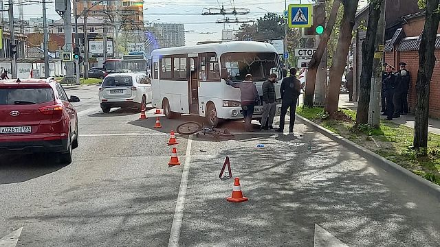 На ул. Северной в Краснодаре маршрутка насмерть сбила велосипедистку