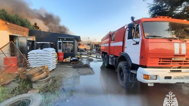 Цех по переработке автомобильных покрышек сгорел в Усть-Лабинске 