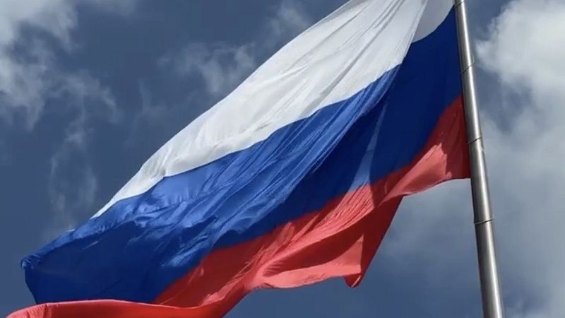 Гигантский триколор подняли в честь Дня России в Краснодаре