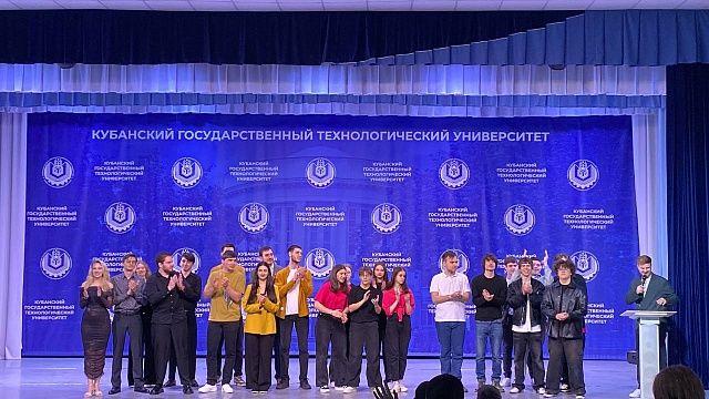 Кондратьев поздравил участников КВН с праздником и отметил успехи местных команд