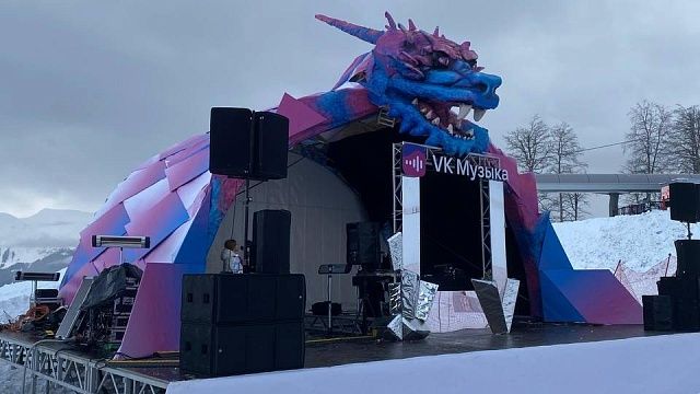 Краснодарцы установили огромного дракона в центре горнолыжной трассы в Сочи Фото: Stenaclub