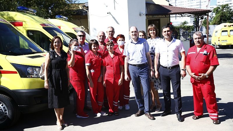 Мэр Наумов поздравил медиков скорой помощи с профессиональным праздником