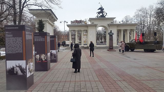 На улицах Краснодара установили четырехгранники «Герои прошлого – герои настоящего»