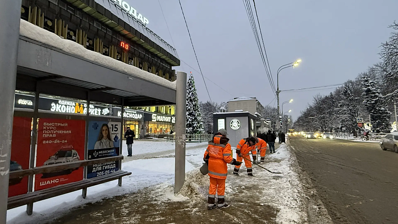 Более 540 км дорог обработали за сутки после снегопада в Краснодаре