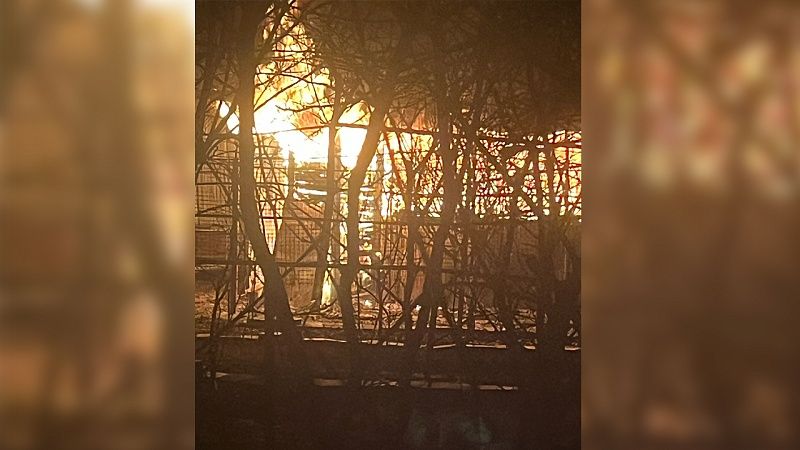 Пожар перекинулся на газовую трубу в станице Елизаветинской в Краснодаре