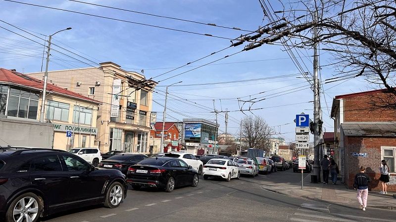 Краснодар встал в 8-балльных пробках накануне длинных выходных