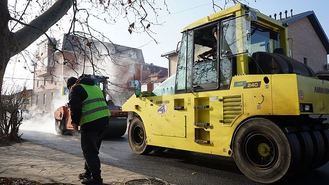 Более 700 млн рублей выделили на содержание улично-дорожной сети в Краснодаре. Фото: телеканал «Краснодар»