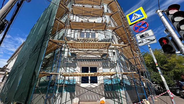 В Краснодаре начали реставрацию фасада городского Общественно-информационного центра