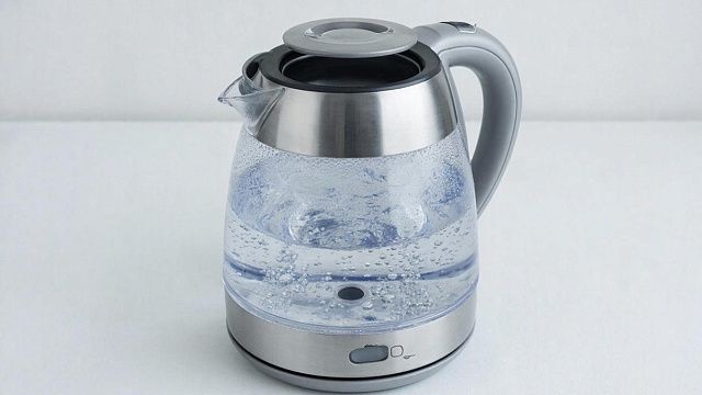 Электрик посоветовал выбросить электрочайники до мая жителям Киева