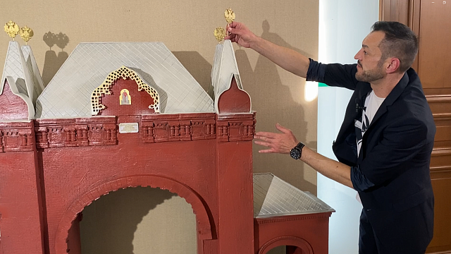 Краснодарец создал копию триумфальной арки из 25 кг шоколада Фото: Телеканал «Краснодар»