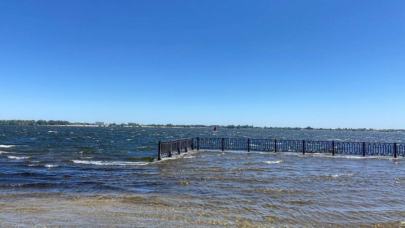 Украинский беспилотник ударил по жилой пятиэтажке в Волгограде 