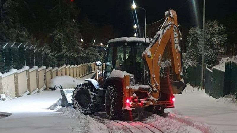Более 675 тонн противогололёдных материалов за сутки использовали службы Сочи