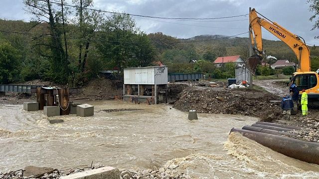 Веревочную переправу после ливней организовали через реку Шапсухо на Кубани
