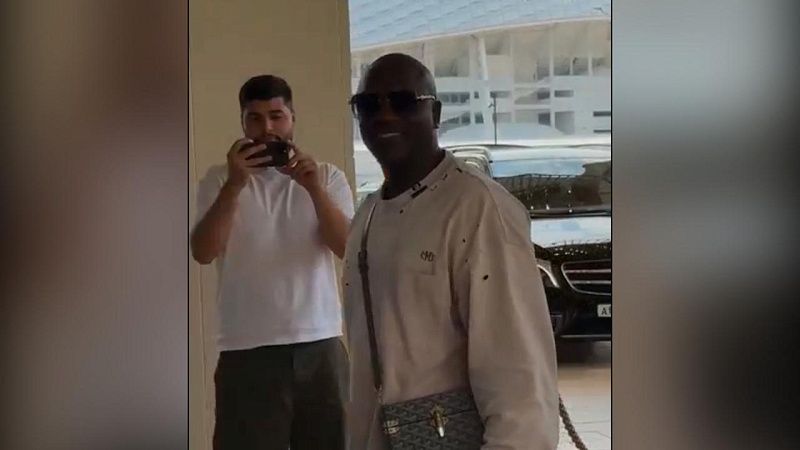 Американский певец Akon спрятался в ванной во время атаки дронов на Сочи