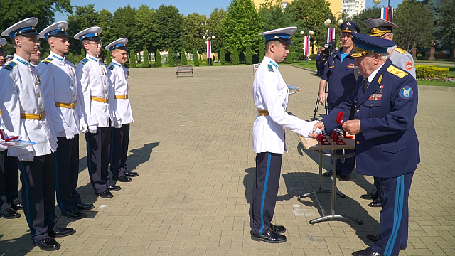 95 кадетов Краснодарского президентского кадетского училища подбросили в небо монеты в честь своего выпуска 