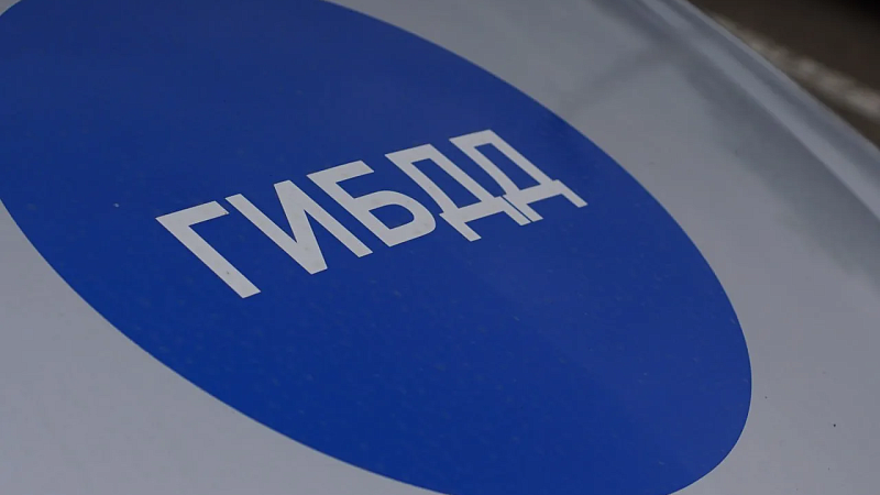 Автозак с двумя преступниками попал в жуткое ДТП с такси в Москве