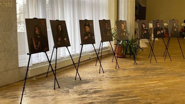 В Краснодарском Драмтеатре открылась фотовыставка «Жёны героев»