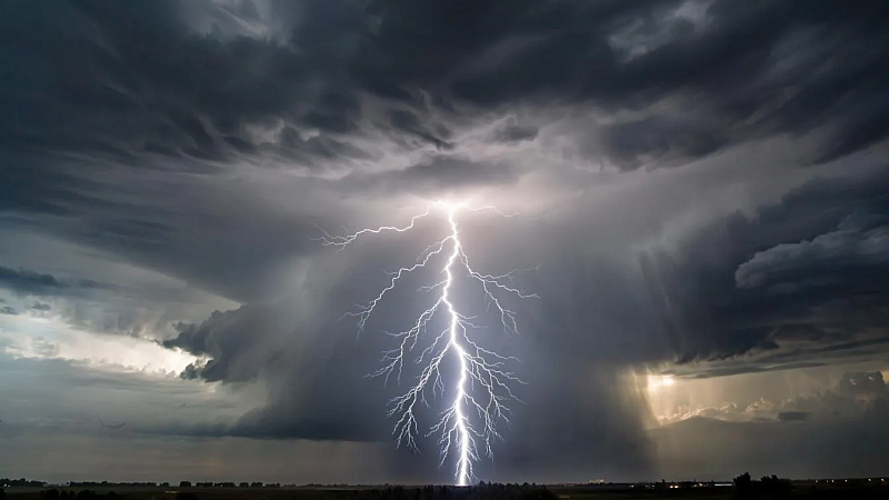 Пожар произошел из-за удара молнии в штрафстоянку в Подмосковье