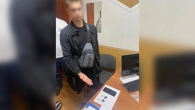 Полиция Краснодара задержала 19-летнего закладчика с мефедроном. Фото: пресс-служба УМВД России по Краснодару 