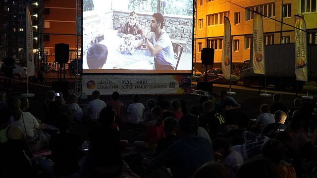 На ул. Российской в Краснодаре показали кино под открытым небом