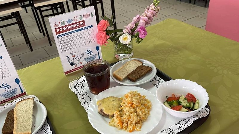 Свыше 15 полицейских отравились на ужине в столовой в Казани