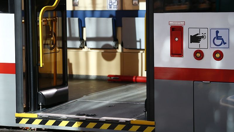 Очевидцы сняли драку с цыганкой в трамвае в Краснодаре