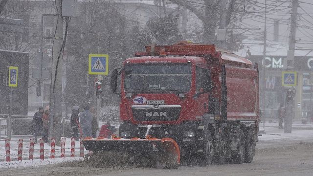 В Краснодаре увеличили количество спецтехники, расчищающей дороги от снега