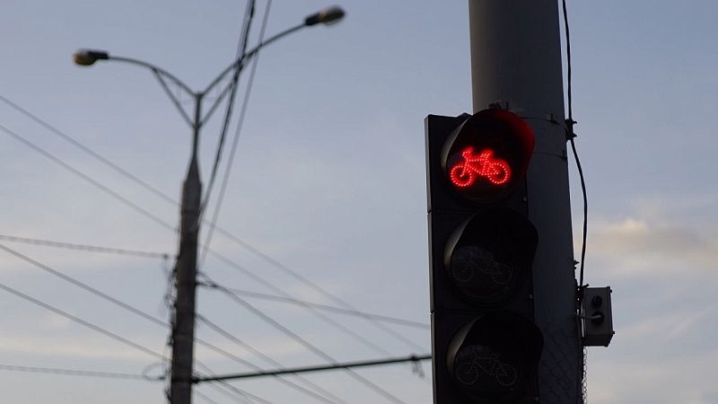 Массовый завал велосипедистов на гонке попал на видео в Москве