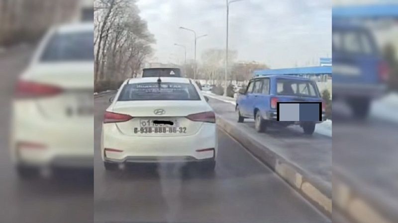 Водитель получил штраф за объезд пробки по тротуару в Краснодаре