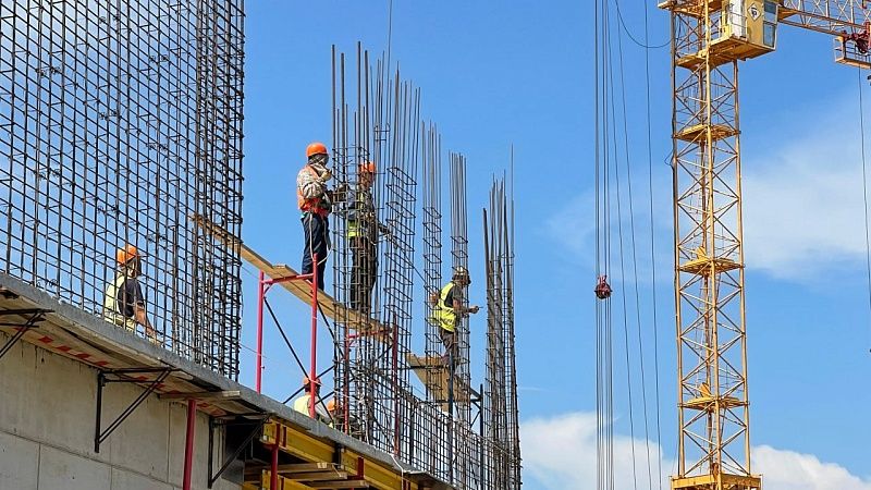 Строительная колонна внезапно поднялась над землей в Японии