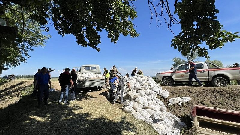 Свыше 200 человек трудятся на укреплении прорванной дамбы в Крымском районе