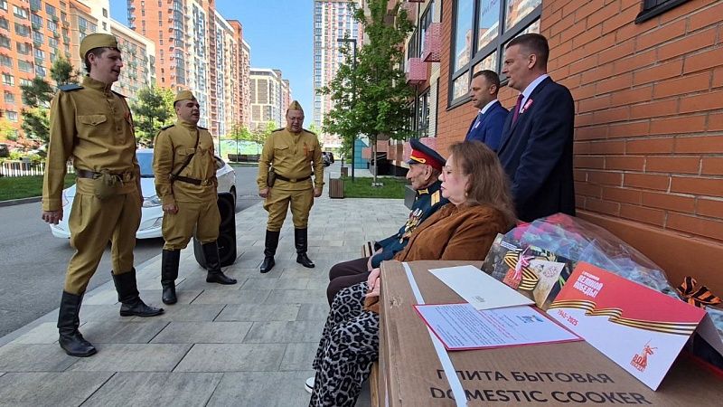 Концертная бригада поздравила ветерана Овсепяна в Краснодаре