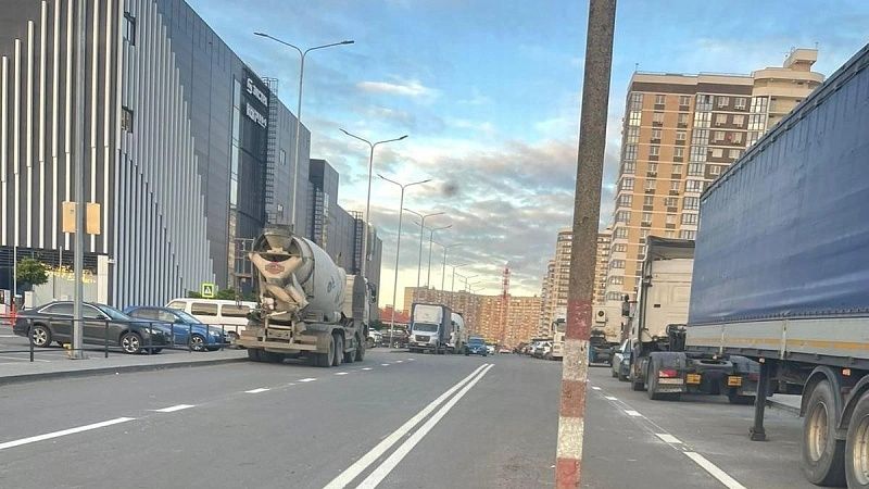 Автомобилисты Краснодара недоумевают из-за столба посреди дороги 