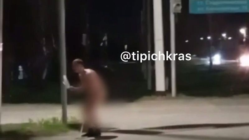 Неадекватного голого мужчину с палкой задержали сотрудники Росгвардии на Кубани