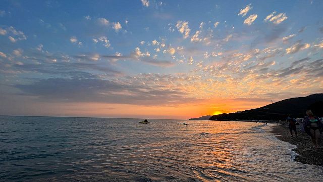 Вода в Чёрном море прогрелась до комфортным температур. Фото: телеканал «Краснодар»