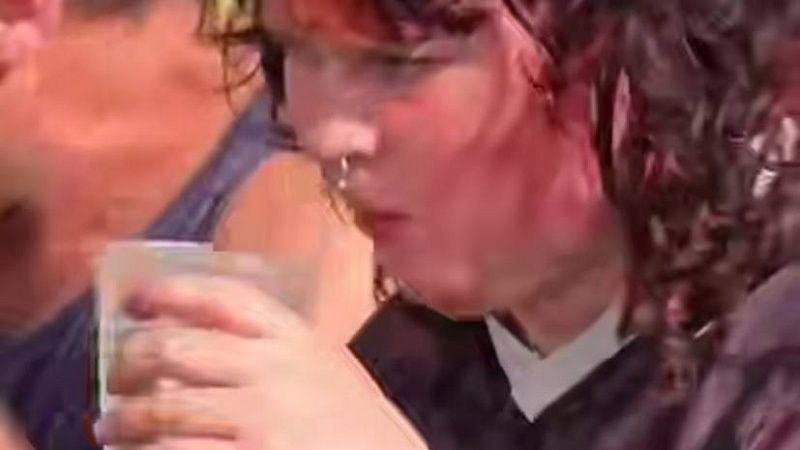 Женщина съела 20 метров стеблей крапивы и установила мировой рекорд в Британии