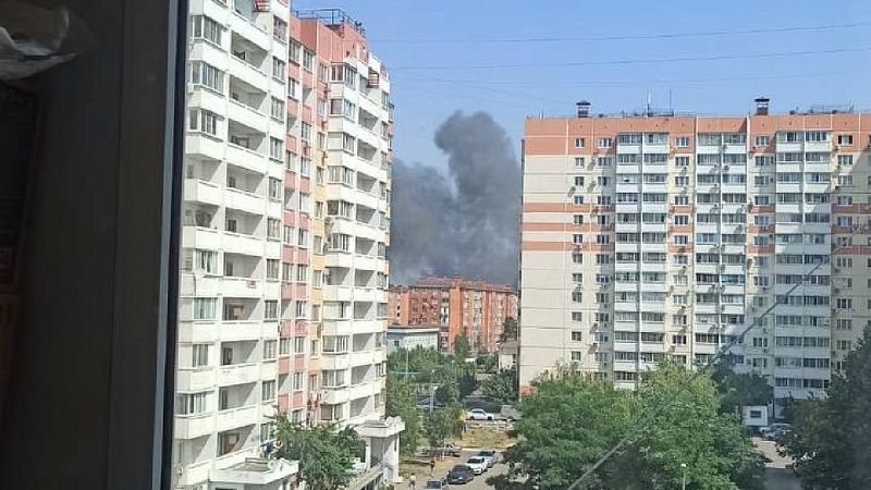 Крупный пожар в здании цеха тушат в Краснодаре
