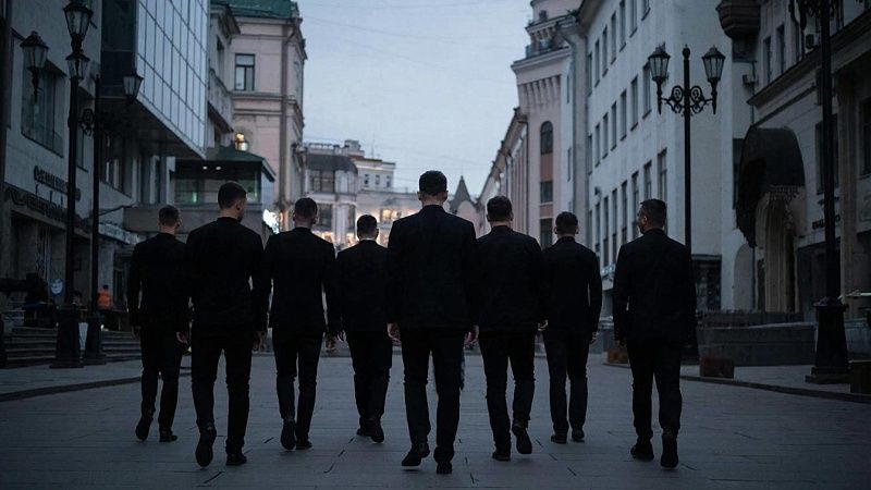 Появилось видео рейда мужчин в чёрном в Новой Москве