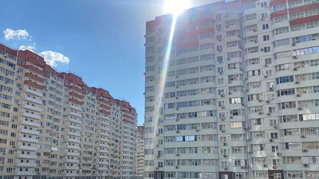 80 краснодарских семей получили по нескольку миллионов рублей на покупку жилья Фото: Телеканал «Краснодар»